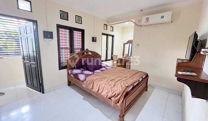 OMSET 1,6 M ROI 8-10% FULL TERISI KOST 61 KAMAR Hanya 600 m ke Jl. Raya Cempaka Putih Kost dengan Fasilitas Lengkap Setara Hotel dengan Luas Bangunan 2.000 m2, Parkiran Mobil Luas, Akses Jln 2 Mobil  