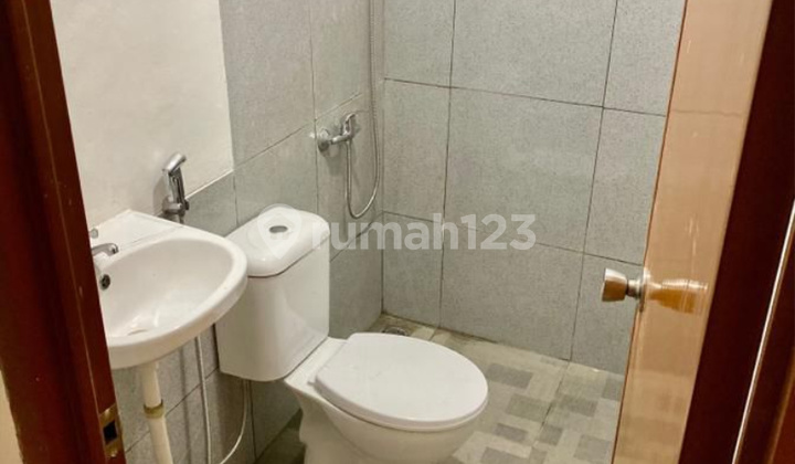 FULLY OCCUPIED 8-ROOM BOARDING HOUSE in GROGOL, Ensuite Bathroom, FULLY FURNISHED, PREMIUM LOCATION A Step Away from Business Centers and OFFICES in SENEN Central Jakarta. QUICK SALE, SPECIAL PRICE 3.75 B NEGOTIABLE!