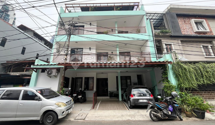 Hanya 650 m ke LRT Dukuh Atas dan 850 m MRT Setiabudi,  KOST 36 Kamar Full Terisi, Omset 1,2 M/TAHUN bisa ditingkatkan 1,8 M/TAHUN, Lokasi Strategis Lebar JLn 2 Mobil Dekat Area Perkantoran Sudirman, Senayan, SCBD Kuningan, Super Strategis 