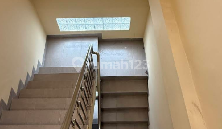 Omset 732 Jt/Tahun Hanya 2 Km ke Area Perkantoran Jelambar, Kost Baru Eksklusif 37 Kamar, Roi 10%, Full Terisi, Jln Lebar 2 Mobil, Dekat Perbankan, Kampus, Mall, dan Rumah Sakit