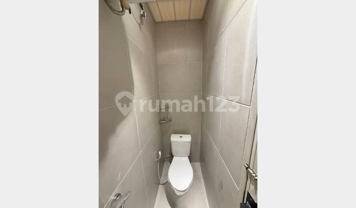 Turun Harga Bu 200 Jt! Omset 732 Jt/Tahun Roi 10%, Full Occupancy 100% Kost Eksklusif Baru 37 Kamar Full Furnished Jln 2 Mobil di Jelambar Super Strategis Hanya 2 Km ke Area Perkantoran, Perbankan, Kampus, Mall, Rumah Sakit 2