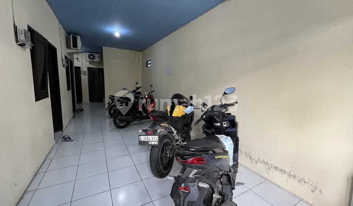 RARE UNIT! Kos 31 Kamar Mandi Dalam di Mangga Besar Jakpus – Jalan Besar 2 Mobil, Bangunan Kokoh, ROI 13% & Pemasukan Stabil 585 Juta/Tahun! 2