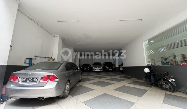 Omset 1,4 M/Tahun Selangkah ke Jln Raya Kost 42 Kamar di Petojo Roi 8-10% Jln Lebar 2 Mobil Lokasi Strategis Dekat Perkantoran, Perbankan, Hotel, Mall, Rumah Sakit, Pusat Bisnis, Pertokoan