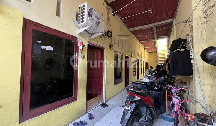 Low Price Developer Below Full Market Value HIGH ROI 13-Room Rental with Living Room, Kitchen, Ensuite Bathroom, Land Certificate Large Land Area 3 Floors, Fully Occupied North Jakarta