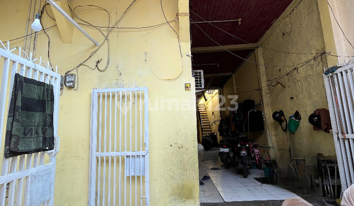 Low Price Developer Below Full Market Value HIGH ROI 13-Room Rental with Living Room, Kitchen, Ensuite Bathroom, Land Certificate Large Land Area 3 Floors, Fully Occupied North Jakarta