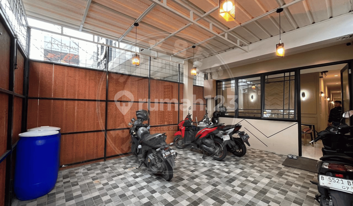 3-7 Menit Kampus & Mall! Kost Eksklusif 24 KT Full 100% Omset 670 Jt/Tahun Akses 3 Mobil di Tanjung Duren