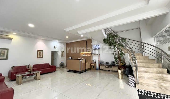 Revenue 1.4 M/Year One Step to Main Road Kost 42 Rooms in Petojo ROI 8-10% Wide Road 2 Cars Strategic Location Close to Offices, Banks, Hotels, Malls, Hospitals, Business Centers, Shops 2