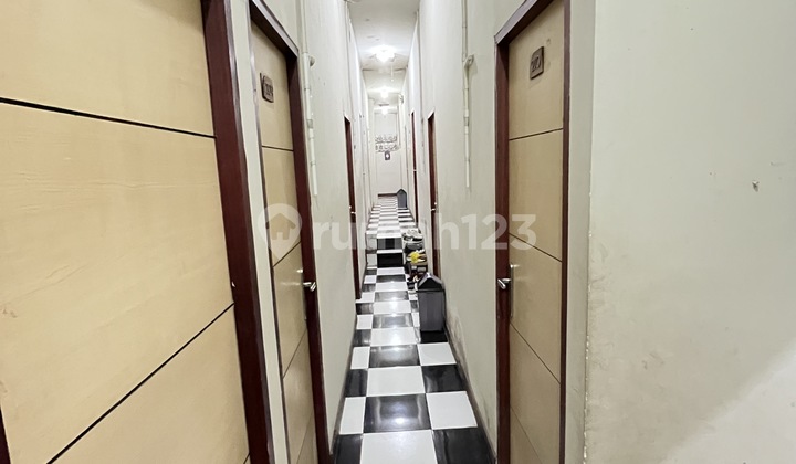 Jual Kost Eksklusif 28 Kamar Akses Jalan 2 Mobil, ROI 10-12%, Full Furnished, Lokasi super strategis di Mampang, dekat area perkantoran & pusat bisnis Jaksel. Kost baru full furnished, siap jalan tanpa renovasi. 2
