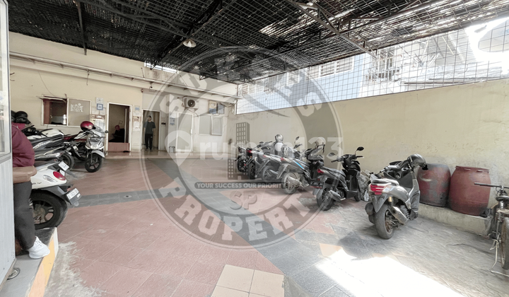 Carport 4 Mobil, Kost Produktif 26 Kamar, 4 Menit ke Stasiun Mangga Besar & 1 Menit ke Jl. Raya