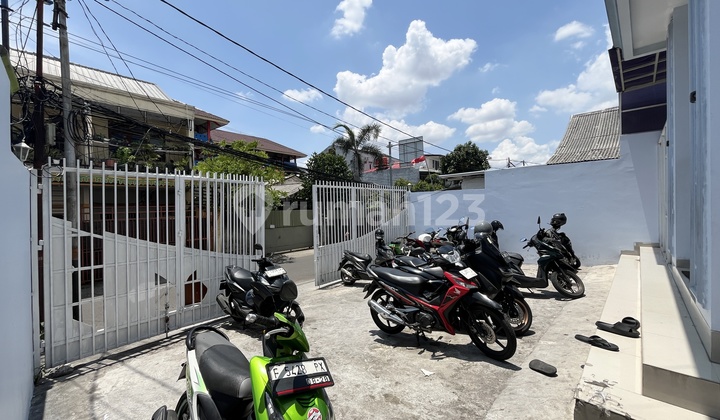 PREMIUM BOARDING HOUSE 51 Rooms Quick Sale, HIGH ROI 12-13%, FULL OCCUPANCY & STABLE TURNOVER 160 Million/Month, SUPER STRATEGIC Just 2 Minutes to BINUS Anggrek - RARE PROPERTY in West Jakarta. 1