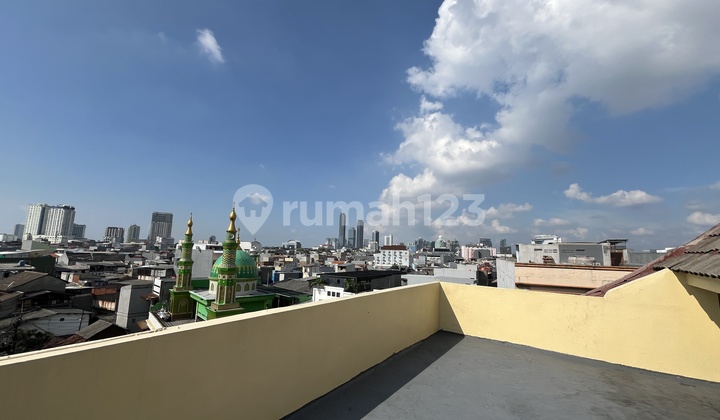 Investasi Produktif! Kost 26 Kamar Strategis di Karang Anyar Jakpus, Roi 9%, Omset 600 Juta/Tahun! Akses Jalan 2 Mobil