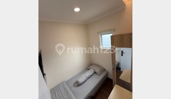 Turun Harga Bu 200 Jt! Omset 732 Jt/Tahun Roi 10%, Full Occupancy 100% Kost Eksklusif Baru 37 Kamar Full Furnished Jln 2 Mobil di Jelambar Super Strategis Hanya 2 Km ke Area Perkantoran, Perbankan, Kampus, Mall, Rumah Sakit