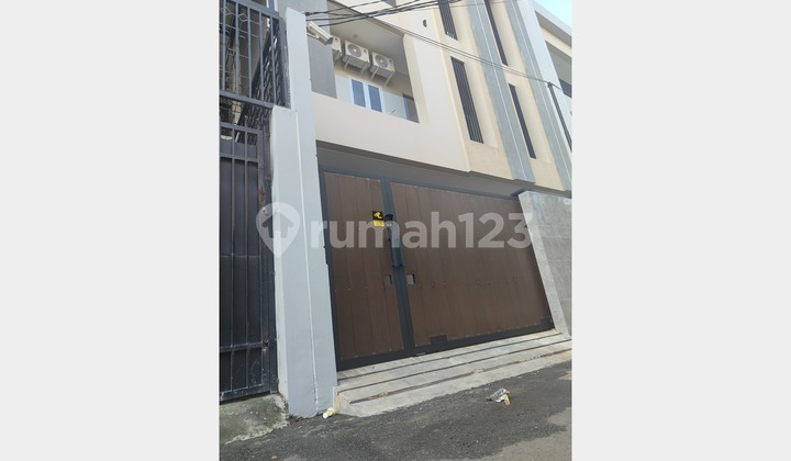 Kost Eksklusif 30 Kamar, Full Furnished & Kamar Mandi Dalam, Bangunan 4 Lantai, Selalu Terisi Penuh dengan ROI 10%, Berada di Lokasi Paling Strategis Kemanggisan.