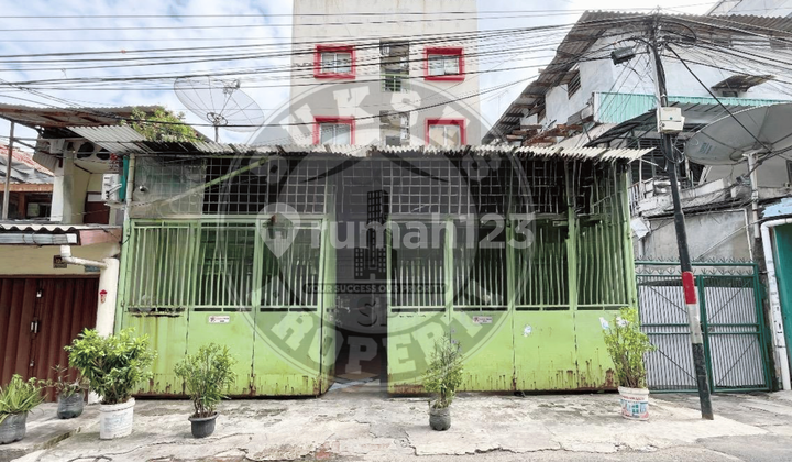 4 Minutes to Mangga Besar Station, Productive Kost 26, Carport for 4 Cars, Only 1 Minute to Karang Anyar Main Road.