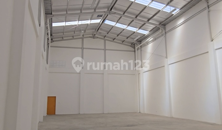 Warehouse + Office 5 Minutes from the Cheapest Airport