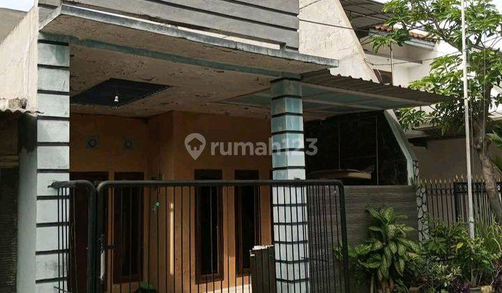 tampak depan dijual rumah 2 lantai kondisi