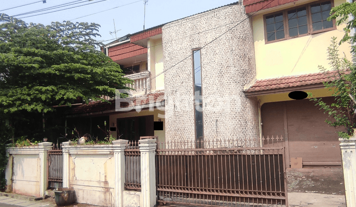 RUMAH MANGGA BESAR DEKAT SEKOLAH BUDI MULIA 1