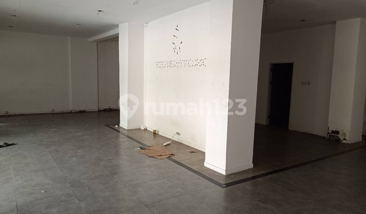 Commercial Connected Shop House for Rent in Kemang, South Jakarta, Suitable for F&B Business, etc.