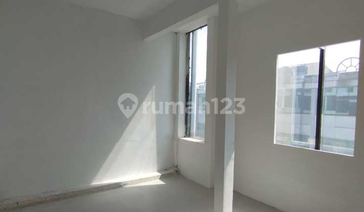 3-Story Shop House Ready to Use Strategic Access in Kopo Mas Regency