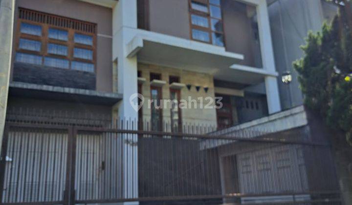 Rumah Bagus Semi Furnished SHM di Setraduta, Bandung 1