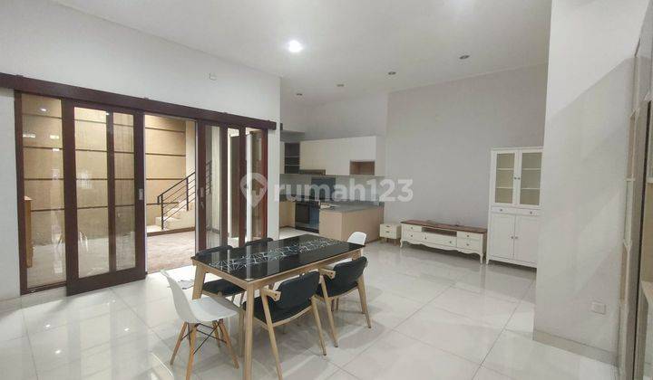 Rumah Bagus Semi Furnished SHM di Batununggal, Bandung 1