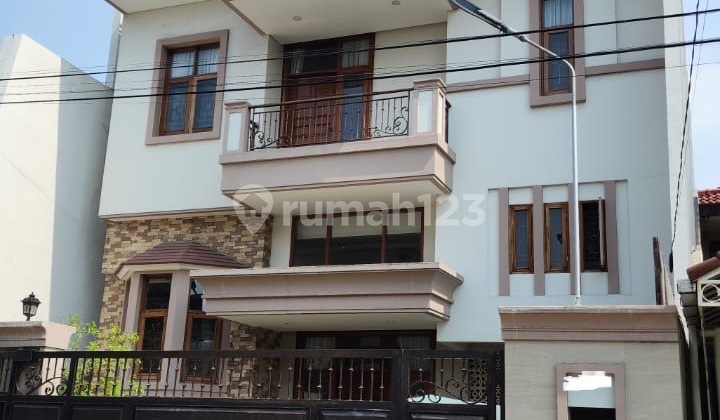 Fully Furnished Renovated House with SHM Green Garden, West Jakarta