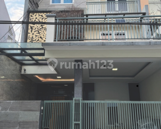 Rumah Terenovasi Green garden, Jakarta Barat 1