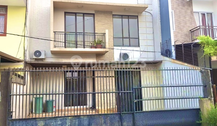 Rumah, 2 Lantai, di Kav Dki