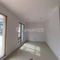 Disewakan rumah golf island PIK luas 6x15 kosongan 3 kamar 2