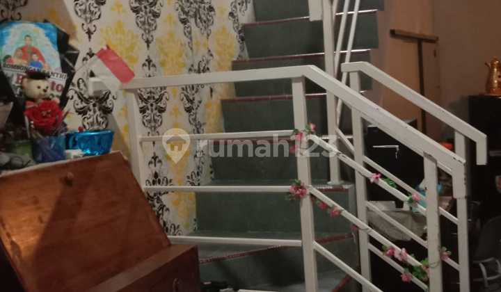 Dijual Murah Rumah Rapi Depan Taman Hadap Selatan