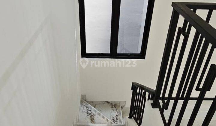 Rumah Modern Minimalis  Paling Dekat Dengan Stasiun   2