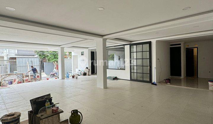 Rumah Brandnew dan siap huni 4 lantai dengan lift 2