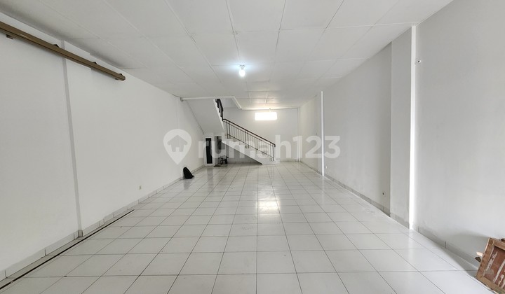 Ready-to-Use Shop House in Mekarwangi Singgasana, Bandung Ready-to-Use Shop House in Mekarwangi Singgasana, Bandung