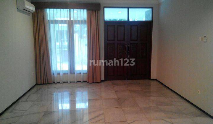 ruang tamu rumah exlusive di executive paradise