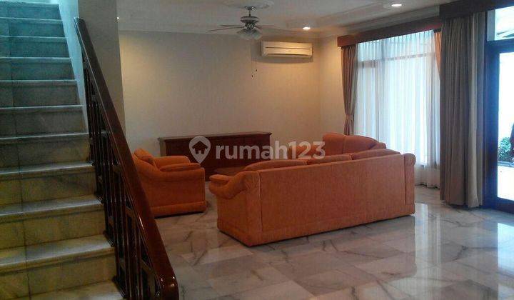 ruang keluarga rumah exlusive di executive paradise