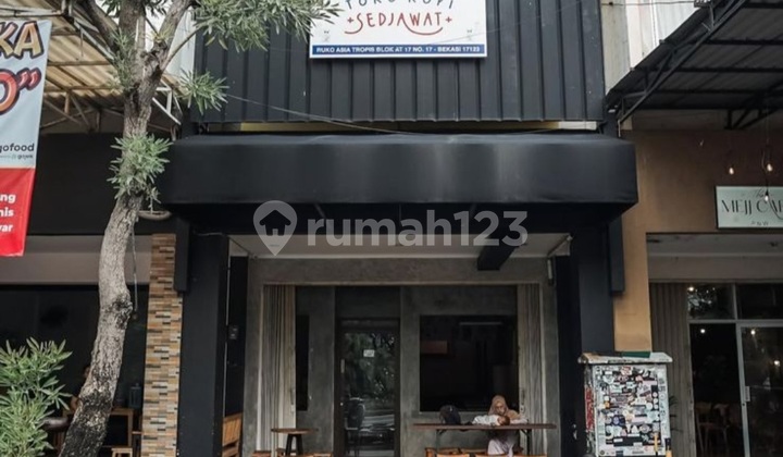 Strategic shop house suitable for cafe, Harapan Indah, Bekasi.