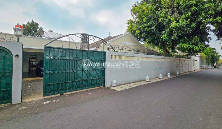 Rumah Mewah dengan Kolam Renang di Jl Bangka XIC 2