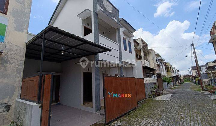 Murah Pol, Rumah 2Lt terawat dengan 3 KT di cluster kecil Gentan 1