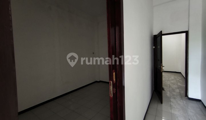 Good and Cheap Shop House in Manahan Area, Strategic Location, Suitable for Investment 2
