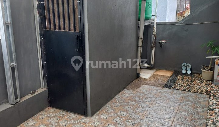 For Rent Furnished 2.5-Storey House in Duta Kranji, West Bekasi 2