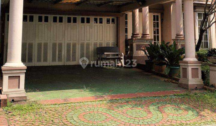 Rumah Gaya Klasik di BSD City dekat Komersial Area 2