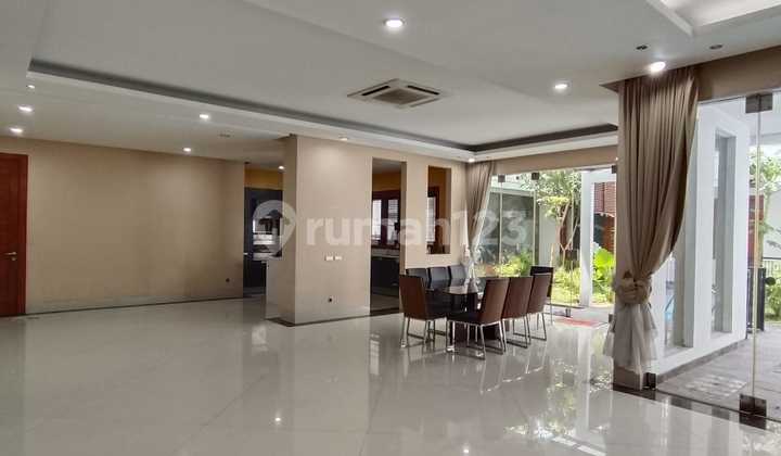 Disewakan Rumah Area Strategis Dekat Sekolah Jis 2