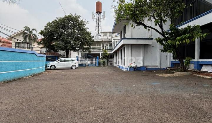 Disewakan Gedung Cocok untuk Kantor Pinggir Jalan 2