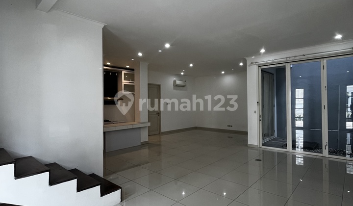 Disewakan Rumah Dalam Townhouse Area Strategis Siap Huni 2