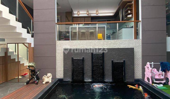 DIJUAL RUMAH DENGAN KONSEP VILLA DI SINGGASANA PRADANA 1