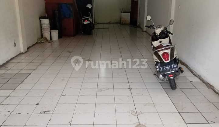 Strategic 3-Story Shop House for Rent Ready for Business in Buaran, East Jakarta