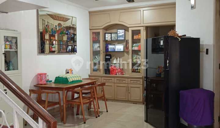 Quick Sale: Nice Hook House Ready to Live In at Bukit Gading Mediterania, Kelapa Gading, North Jakarta 2