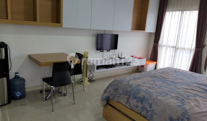 Tamansari Semanggi Studio Apartment Furnished with a Beautiful View 2