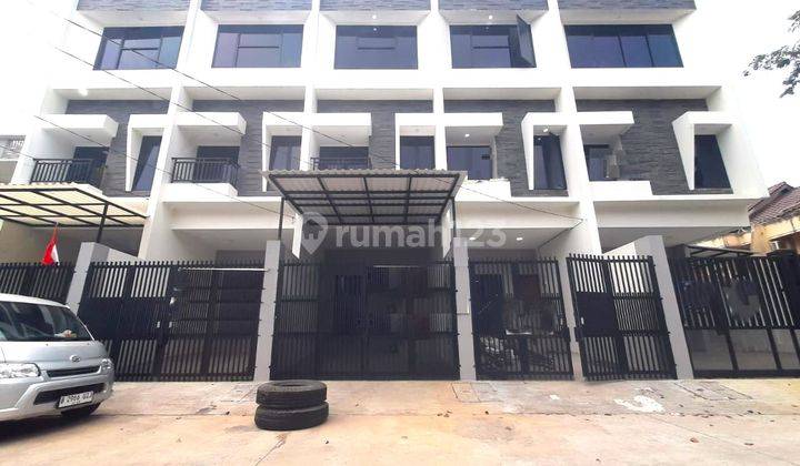 Rumah Baru Taman Ratu. 3 Lantai. 4.2x17. Jalan 3 Mobil. Siap Huni 1