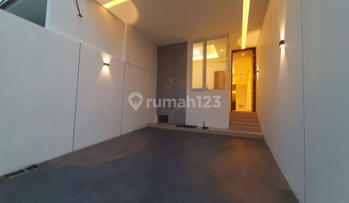 Rumah Baru Taman Ratu. 2.5 Lantai. 4x13. Jalan 2 Mobil. Semi Furnish 2